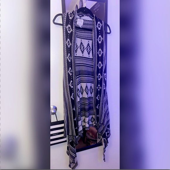Black and White Aztec/Tribal Print Vest Cardigan - Picture 2 of 3